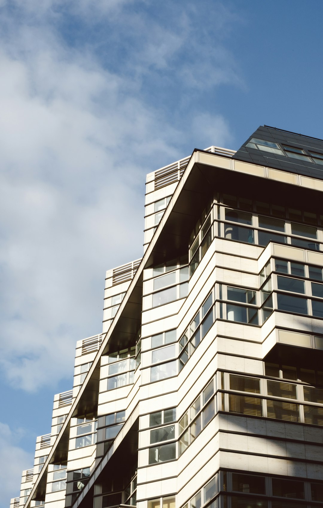a-tall-building-with-balconies-tszjnkogt1s